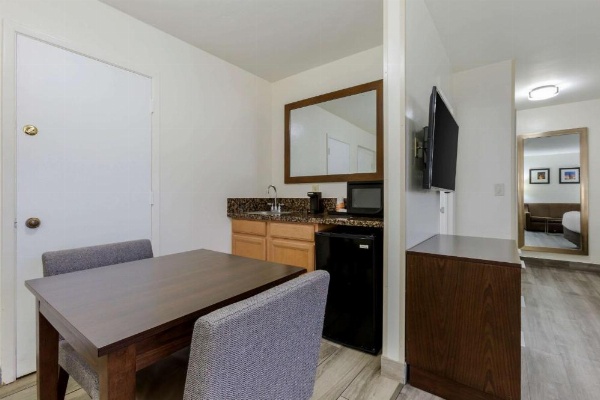 Comfort Suites At Sabino Canyon image 21